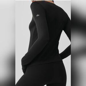 ALO Yoga Women's Black Long-Sleeve Fitted Top